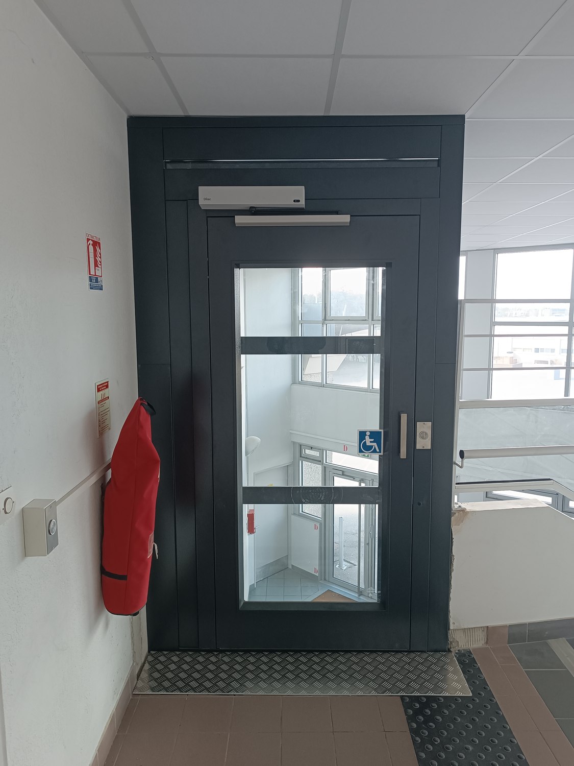 Porte palière vitrée de l’EPMR et raccordement au sol à l’étage du collège Les 7 Épis