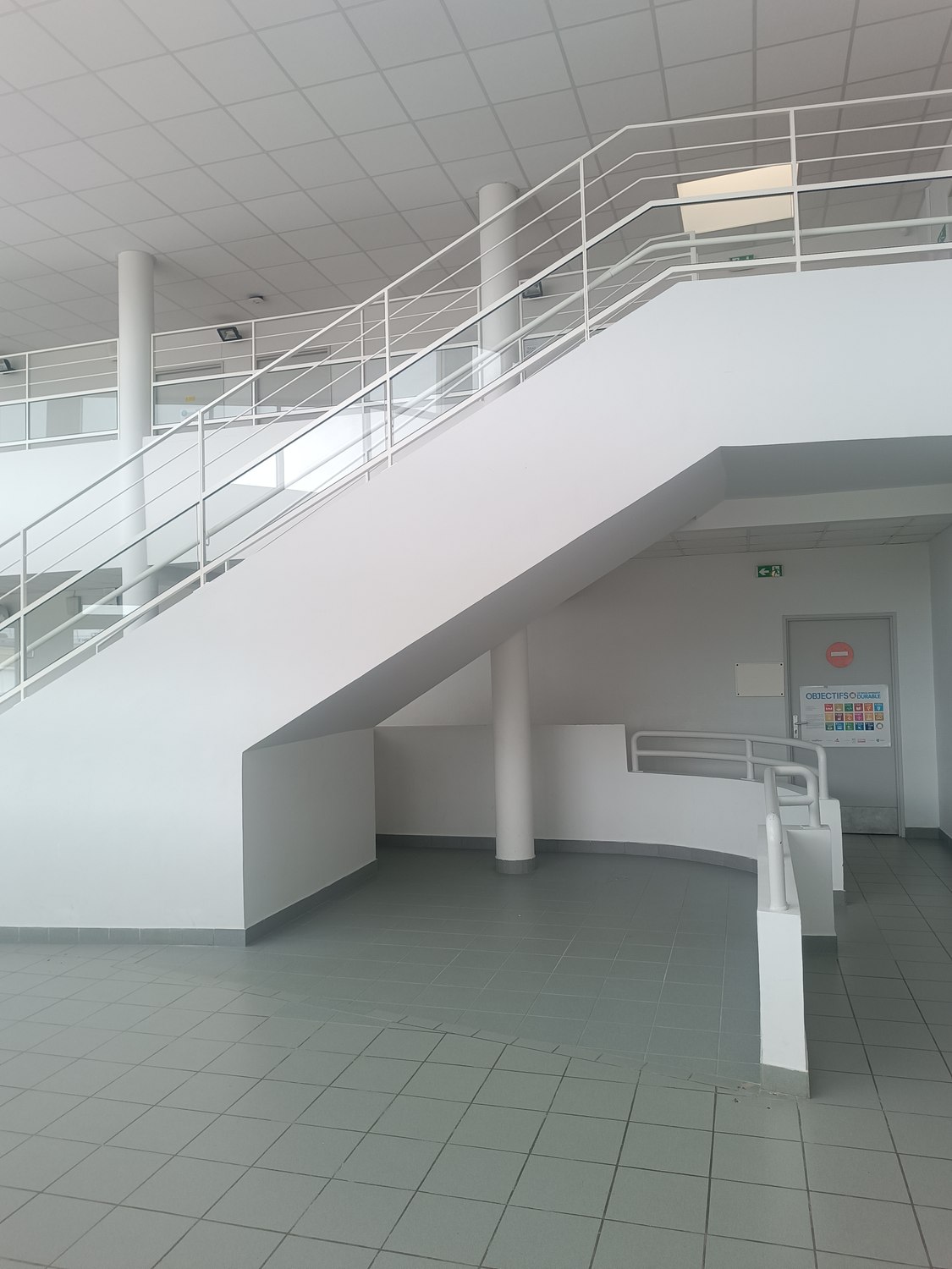 Hall du collège Les 7 Épis avant travaux, avec l’escalier et l’espace où sera implanté l’élévateur