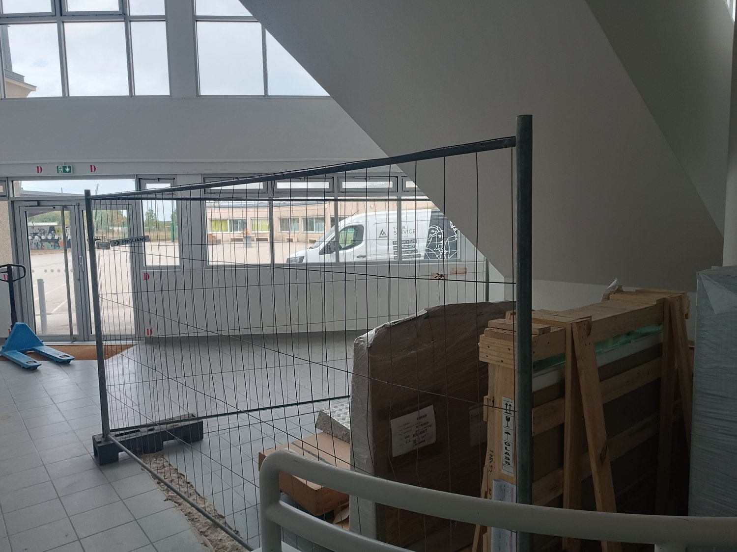Zone d’implantation de l’EPMR délimitée pendant les travaux dans le hall du collège Les 7 Épis