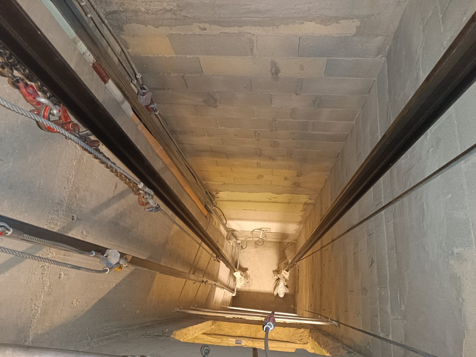 Équipements d’ascenseur en cours d’installation dans la gaine restructurée