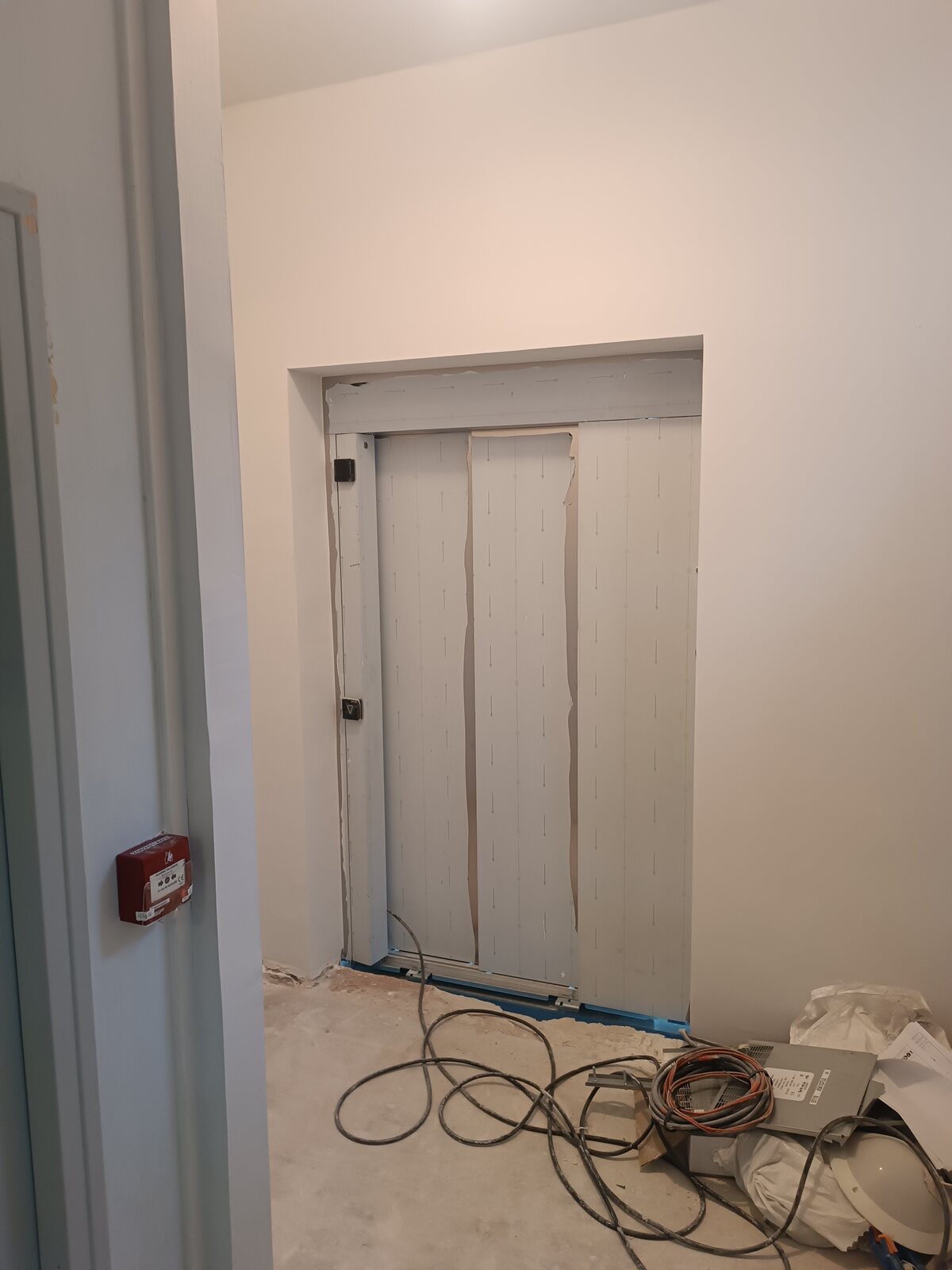 Nouvelle porte palière d’ascenseur au collège Paul-Bert